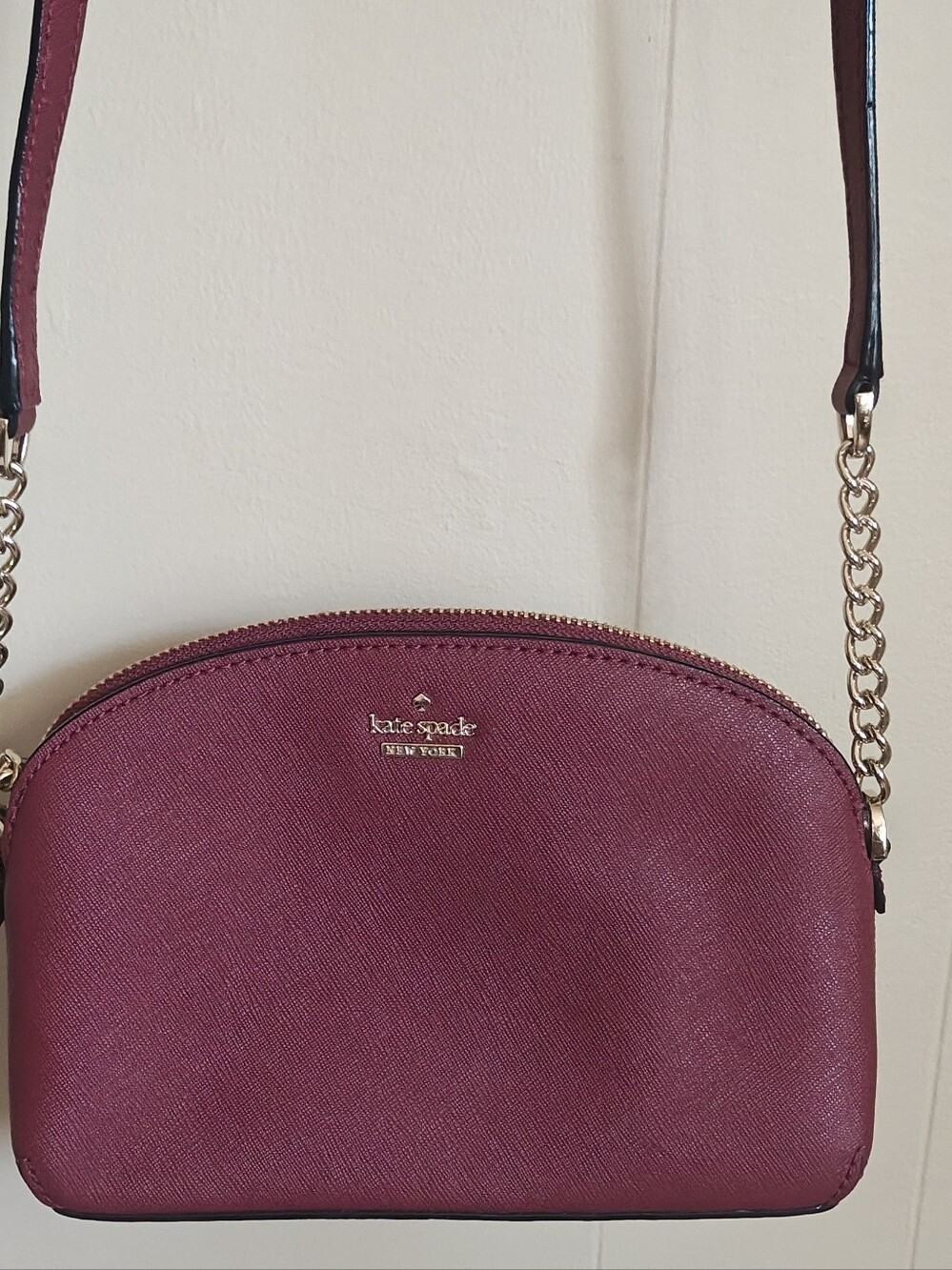 kate spade wine red cow leather crossbody with gold chain strap - Picture 2 of 7